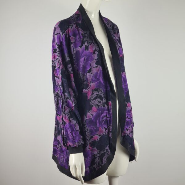 Lekkie kimono cardigan w kwiatowy wzór – fioletowo-czarny - obrazek 2