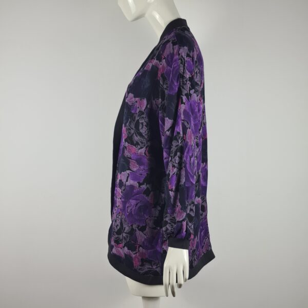 Lekkie kimono cardigan w kwiatowy wzór – fioletowo-czarny - obrazek 4